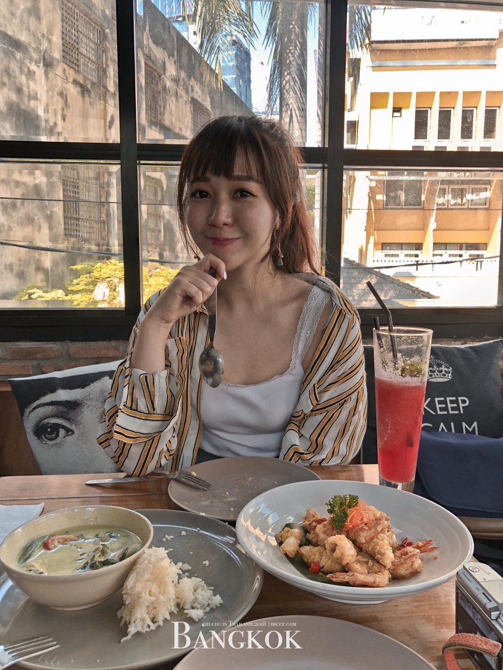 曼谷超便宜泰菜Sit and Wonder小吃餐廳。咖啡廳漂亮環境 食物又好吃