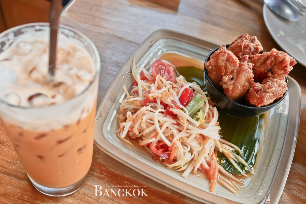 曼谷超便宜泰菜Sit and Wonder小吃餐廳。咖啡廳漂亮環境 食物又好吃