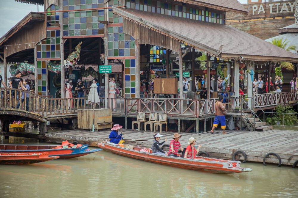 芭達雅四方水上市場Pattaya Floating Market。在水上買東西吃東西看泰拳表演