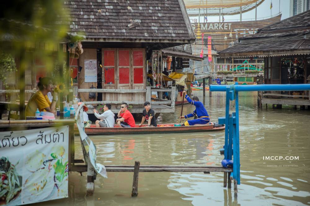 芭達雅四方水上市場Pattaya Floating Market。在水上買東西吃東西看泰拳表演