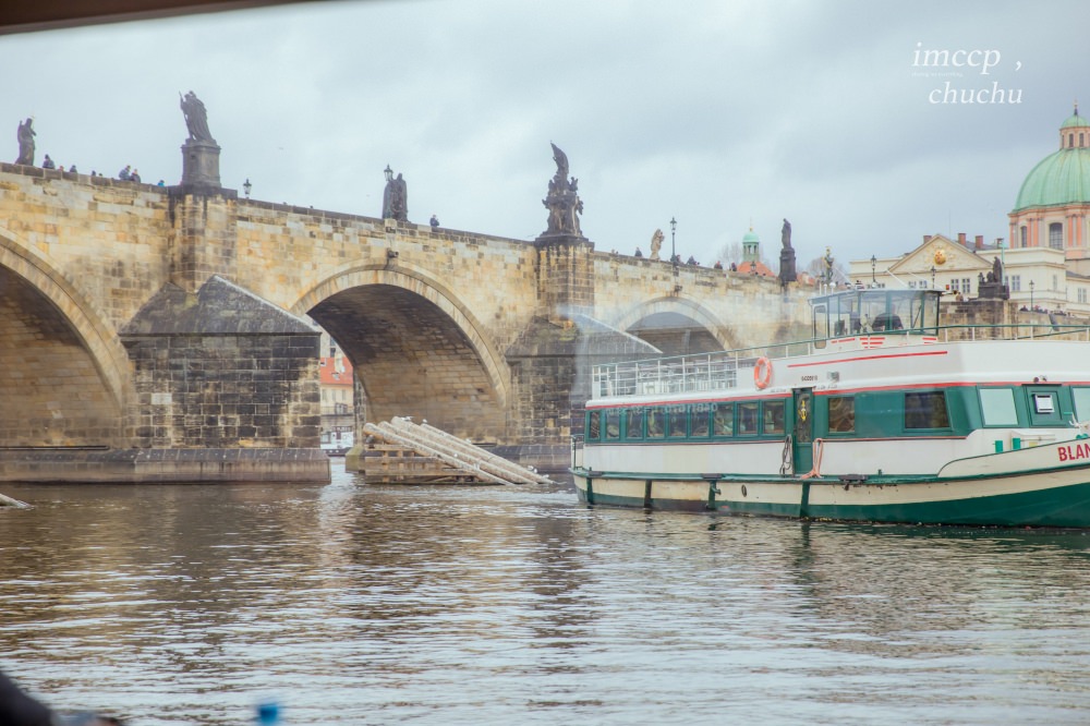 捷克景點》搭船遊伏爾塔瓦河吃午餐。布拉格查理大橋散步