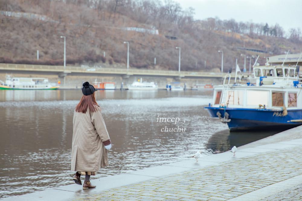 捷克景點》搭船遊伏爾塔瓦河吃午餐。布拉格查理大橋散步